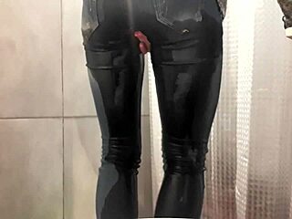 绝望尿在牛仔裤和粉色高跟鞋里！