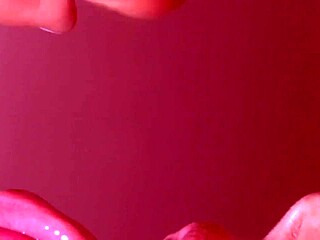 História japonesa com pau grande em close