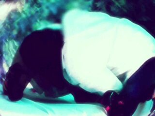 Sharon, orang asing dari WhatsApp, nyelinap pas suami lagi kerja!