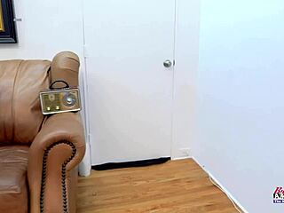 Нърд Olivia X пръска гладка путка, после свири твърд кур за сперма в лицето!