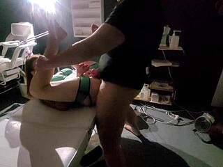 陌生女孩穿性感服装来按摩却被操干到高潮