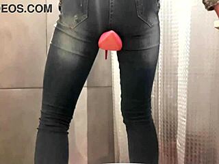 绝望尿在牛仔裤和粉色高跟鞋里！