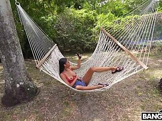 Идън Уест съблазнява заварения татко за чукане