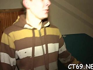 Hé, látni akarsz egy alig legális csajt keményen szopni és dugni?