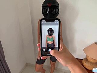 Falscher Fotograf trickst blonde mit dickem Arsch auf dem Fahrrad zum Ficken nach dem Shoot, schluckt Sperma in Doggystyle