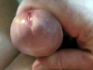 Branlette En Gros Plan Nu Dans La Voiture Sur Un Parking Public