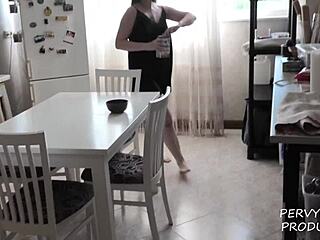 Morgendliches Frühstück wird zu POV Stieftochter Fick in 4K