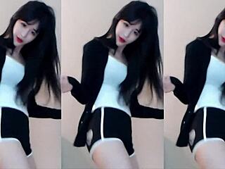 可爱中国妹子穿着紧身性感装跳舞！😘