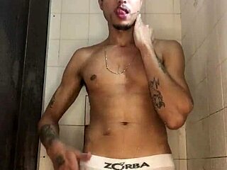 look at this novinho with big cock jerking off in the shower
