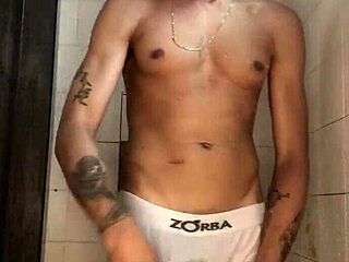 look at this novinho with big cock jerking off in the shower