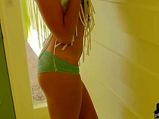 La blonde MILF Playboy Sascha Aleksander se déshabille avec un désir intense à la maison