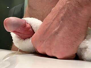 Ich wichs mich wieder zum Orgasmus, Nachbarn hören mich!