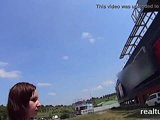 Tjechische tiener verleid in winkelcentrum voor rauwe POV penetratie