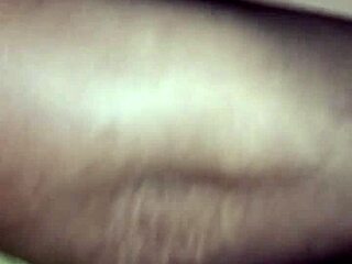 Vroča medicinska sestra z ubijalsko ritjo trdo jezditi v neobrezanih najlonkah akciji