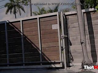 장난기 많은 새엄마 Addie Andrews가 관능적인 판타지 장면에서 면도돼