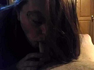 Nézem, ahogy ribanc feleségem szopja a daddyt cicizéssel