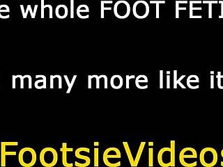 Petite Latina 18+, ça te fait quoi ce footjob ?