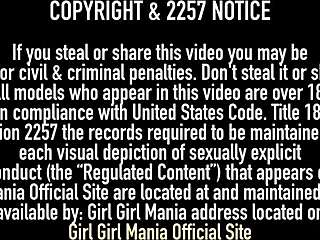 Makayla Cox uživa v lizanju sladke punčke Alix Lovell.