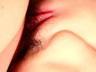 Cíť mokrú vagínu úžasnej ženy zblízka 😍