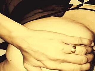 Grabo a mi madura esposa MILF recibiendo sexo anal de polla grande.