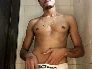 look at this novinho with big cock jerking off in the shower