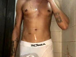 look at this novinho with big cock jerking off in the shower