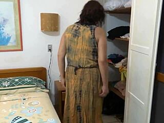 Am Strand erwische ich meine Stiefmutter beim Umziehen nach heißer Session