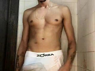 look at this novinho with big cock jerking off in the shower