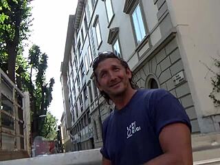 Vrei să te joci murdar cu această MILF târfă?