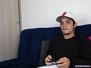 mi hermanastra me pilla masturbandome y me deja correrme en su cara