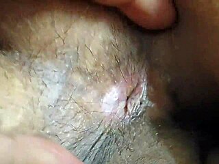 Schau, wie diese indische Hausfrau vom Lover verführt wird zu geilem Fick