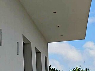 Чукам Томи Кабрио на балкона с гледащи съседи