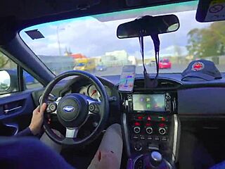 Mostrando tudo e se masturbando loucamente dentro de um táxi pra um vídeo promocional! 🚖