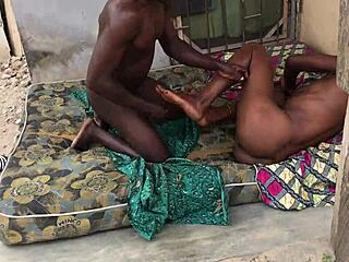 Dışarıda, Komşulara Rağmen Ham Açık Hava Sikmeye Dayanamadı