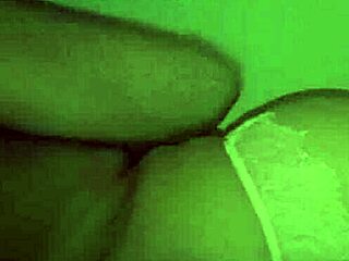 Bragas rosas usadas por la modelo en el video.