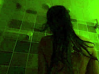 La espié en la ducha y terminé follando su cuerpo mojado parte 1