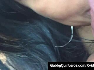 Мексиканская милф Гэбби Квинтерос страстно сосёт хуй в машине