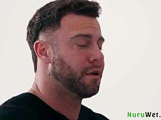 Masseuse brunette punggung besar titiskan gel nuru kat tetek besar untuk Seth Gamble dan Payton Preslee