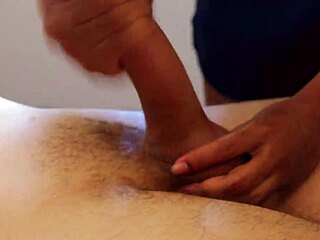 contratei uma massagista gostosa e gozei na massagem erotica em casa
