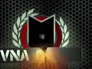 Jelena Jensen用手指玩弄她的大阴唇和阴蒂，在单人肛交游戏中