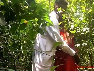 Indyjska para desi z college'u cieszy się zabawą na zewnątrz w krzakach.