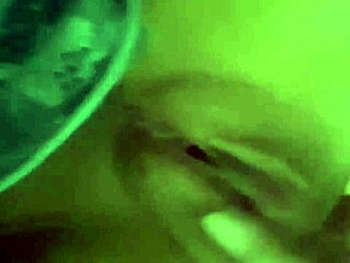 美丽拉丁美女穿着美味内裤用假阳具自慰