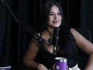 Jovencita glamorosa de 18+ se desnuda y muestra movimientos sexys