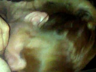 קימברלי מוצצת זין ענק ומתגמגמת מהגודל