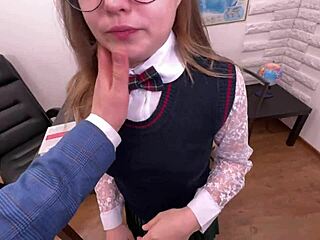 Poželjiv režiser se spravi na suho študentko v tabu situaciji.