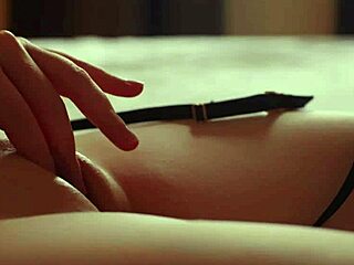 Jugando con mi coño apretado en habitación de hotel, esperando follar duro esta noche