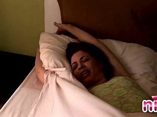 宝贝在内衣中脱衣 😘