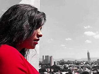 Porjavljena Latina jebe starega turista na balkonu 😏