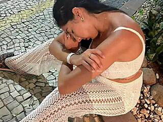 Renatinha Mello pinkelt auf öffentlicher Straße mit Anal und Squirt 😏