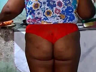Crente safada na cozinha showing tits and ass